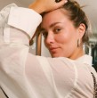 Kika Silva se las ingenia para crear un impecable look con saco y prendas deportivas de marca.