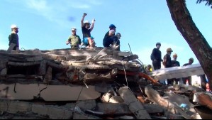 '¡Hay alguien!': Equipo de Mega capta emocionante rescate de sobreviviente entre escombros en Colombia