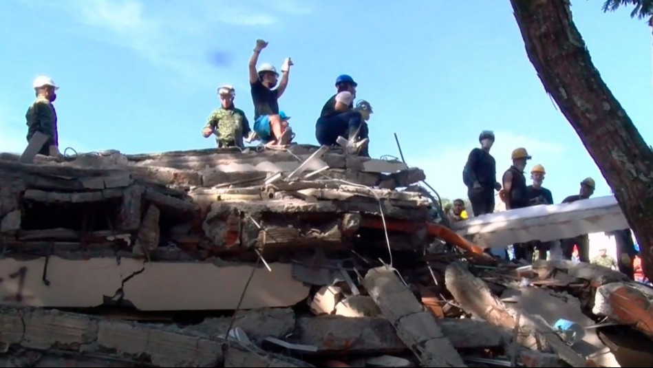 '¡Hay alguien!': Equipo de Mega capta emocionante rescate de sobreviviente entre escombros en Colombia