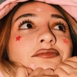 La Carlita de TikTok comparte la rutina de skinkare que realiza para contrarrestar las manchas que los granitos dejan en su rostro. Este es el serum que utiliza