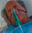 En el capítulo 358 de El Jardín de Olivia, la mano de una mujer inyectó un medicamento desconocido en la vía de Luis Emilio (Alejandro Trejo), quien se recuperaba del atropello que sufrió en el aeródromo.