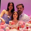 Con un capítulo cargado de suspenso, con la tensión y las grietas que comienza a mostrar una familia que ha vivido entre mentiras, La Baronesa debutó este lunes en Mega.