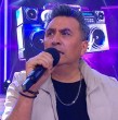 Este viernes, en Dale Play, Álvaro Véliz fue elegido por el equipo amarillo para enfrentar el exigente desafío de Karaoke Recargado.