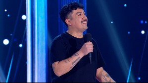Una verdadera metralleta: Jimmy Águila hizo divertido show de stand-up para pasar de etapa