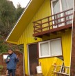Conoce acá el drama de familia de Niebla cuya casa se desplazó tras derrumbe y quedó a punto de caer a gran socavón.