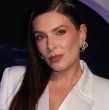 Eugenia Lemos explica el procedimento que realiza en su rostro con un dispositivo que lo ejercita como en un gimnasio facial