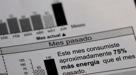 Golpe al bolsillo: Cerca de un millón de hogares en Chile están morosos en cuentas de luz y agua