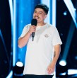 En este capítulo de Coliseo, Cafecito se ganó las miradas del jurado y del público al presentar un show que se basó en su vida personal y sus experiencias que lo llevaron hasta el programa de humor.