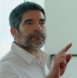 En el capítulo 16 de La Baronesa, Samuel (Francisco Ossa) citó a Antonio (Carlos Díaz) a su oficina, pero se molestó al verlo llegar acompañado de León (César Caillet). El dúo seguía junto desde hace 30 años.