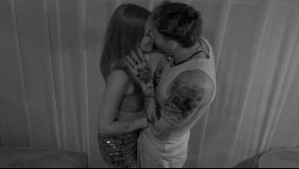 Camila Nash y Manuel González protagonizarán apasionado beso en el cuarto oscuro