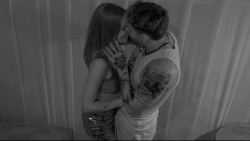 Camila Nash y Manuel González protagonizarán apasionado beso en el cuarto oscuro