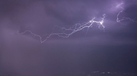 ¿A qué hora lloverá este jueves en Santiago? Anticipan precipitaciones y tormentas eléctricas