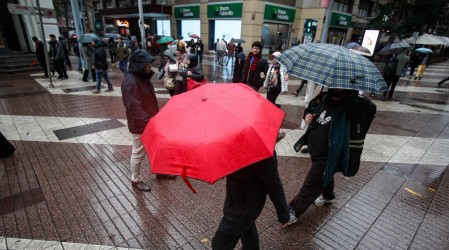 ¿Te sorprendió? Santiago amanece con llovizna y pronostican probables tormentas eléctricas en estos sectores