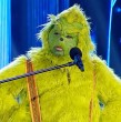 En este capítulo de Coliseo, Chilean Grinch presentó una rutina cargada de humor, en la que abordó con particular estilo distintos aspectos de la cultura nacional.