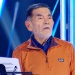En este capítulo de Coliseo, El Viejo del Uber presentó una rutina basada en el humor clásico y los llamados chistes fomes, utilizando juegos de palabras y situaciones absurdas para provocar las risas del público.