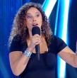 En este capítulo de Coliseo, Luna Albagli llevó al escenario una rutina marcada por las diferencias entre generaciones, mezclando recuerdos de su infancia con situaciones que actualmente enfrenta como madre de tres hijos.