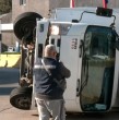 Esta mañana se registró un grave accidente en la bajada Santos Ossa para llegar a la Avenida Argentina en Valparaíso, donde un camión se volcó y aplastó un vehículo.