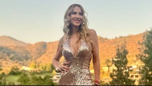 Angélica Castro encanta con romántico look total white de blusa estilo capa: Este es su precio