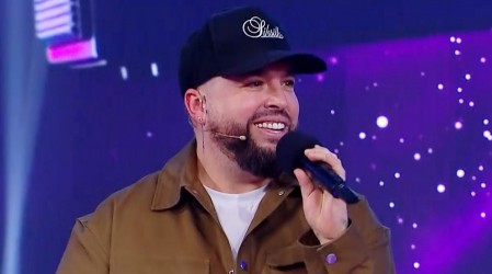 Rigeo lo deja todo en el escenario cantando "El Rey y Yo" de Los Ángeles Negros en Dale Play