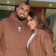 Arturo Vidal y su polola Sonia Isaza demuestran una gran complicidad en sus apariciones juntos, esta vez vestidos a juego en rojo intenso.