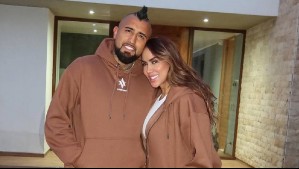 Pura complicidad: Arturo Vidal y Sonia Isaza sorprenden con looks combinados en rojo vibrante