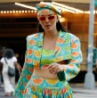 Eugenia Lemos muestra con orgullo el reconocimiento que obtuvo durante la Semana de la Moda de Nueva York, ciudad a la que viajó junto a su pareja e hija