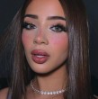 Katteyes impactó durante su asistencia a la Semana de la Moda de Nueva York al usar un vestido de silueta simple con elementos maximalistas.
