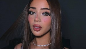 'Explosión de dorados, plateados y textura': Look maximalista de Katteyes en prestigioso evento en Nueva York
