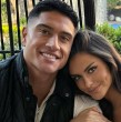 Los seguidores de Emilia Dides y Sammis Reyes expresan alivio al ver romántcos gestos del exjugador de la NFL hacia la cantante, en medio de rumores de quiebre