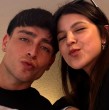 Ak4:20 se unió al trend de regalar flores amarillas a su pareja, Ignacia Antonia.
