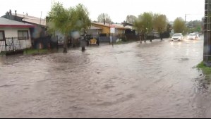 Intensas lluvias inundan calles en Temuco: Agua amenaza con ingresar a viviendas en calle Recreo
