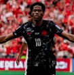 Jonathan David es la principal amenaza de Canadá para enfrentar a La Roja, un jugador que nació en Estados Unidos, creció en Haitií y hoy brilla en el Atlético de Madrid de España.