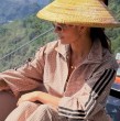 En medio de su duro entrenamiento de artes marciales en un templo shaolín en China, Lisandra Silva se toma un tiempo para renovarse con un tratamiento.