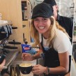 En la teleserie Prohibida Obsesión, Bárbara (Fernanda Finsterbusch) es la dueña de Café Principessa, un lugar donde trabaja junto a su amiga Marisol (Florencia Crino), quien se desempeña como barista.