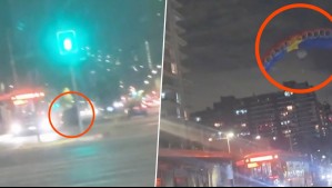 Entre buses y autos: Captan a dos paracaidistas aterrizando en plena Vicuña Mackenna