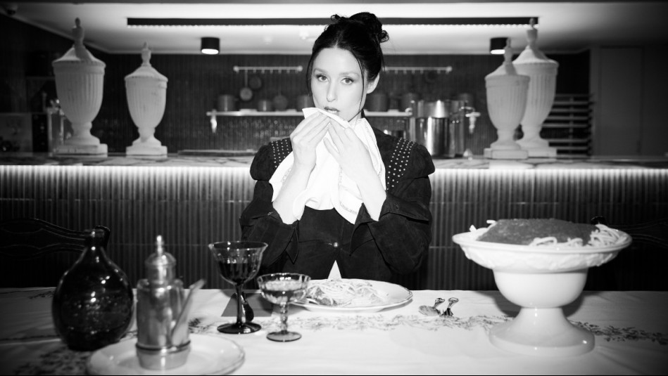Francisca Valenzuela llega a Amor y Pasta con 'Cena Maldita', una experiencia que mezcla música y gastronomía