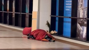 Rucos, alcohol y desórdenes: Denuncian que cerca de 30 personas viven en el Aeropuerto de Santiago