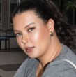 La modelo Michelle Carvalho viajó a París para asistir como invitada a un prestigioso evento anual de moda y belleza, momento que aprovechó para derrochar glamour con dos looks de diseñador.