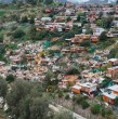 Esta mañana, el periodista Karim Butte se trasladó hasta el icónico Cerro 18 de Lo Barnechea, donde Carabineros llevó a cabo el desalojo de una toma.