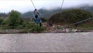 Familia queda aislada por crecida de estero en San Fernando: Deben cruzar en una precaria tirolesa