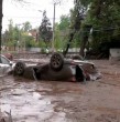 Conoce acá la dramática historia de mujer que quedó atrapada debajo de su automóvil, luego de que la fuerza de la corriente volcara el vehículo.