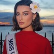 Dominga López deslumbra en sus primeros recorridos por Puerto Rico, sede del Miss Universo 2026, con elegantes looks estampados.