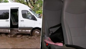 Con mochilas y ropa en su interior: Furgón escolar quedó atrapado en el barro tras aluvión en Las Condes