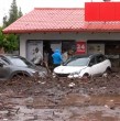 Revisa acá las imágenes que muestran cómo quedó local OXXO afectado por aluvión en Las Condes.