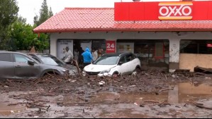 Con barro y tres autos en su fachada: Así quedó local OXXO afectado por aluvión en Las Condes