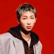 El líder de BTS, RM, hizo un llamado a sus seguidores en Latinoamérica, incluyendo a Chile, para que no esperen al grupo afuera de los hoteles durante su gira.