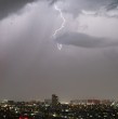 Anuncian tres días de lluvias en Santiago, con probabilidad de tormentas eléctricas y granizos. Revisa acá qué días lloverá con mayor intensidad.