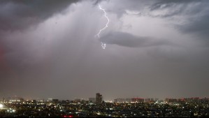 Tres días de lluvia en Santiago: Advierten probabilidad de tormentas eléctricas y granizos