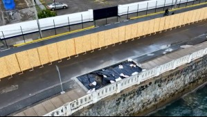 Con una lona negra como protección: Vecinos de Valparaíso denuncian demora en reparación de socavones