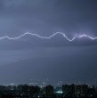 Alejandro Sepúlveda entregó el pronóstico del tiempo para Santiago este martes. Revisa a qué hora comenzarán las lluvias, dónde podrían registrarse tormentas eléctricas y si existe riesgo de granizo.